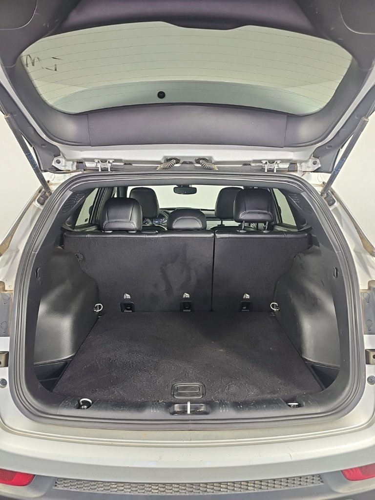 Used 2024 Silver Jeep Latitude image 13