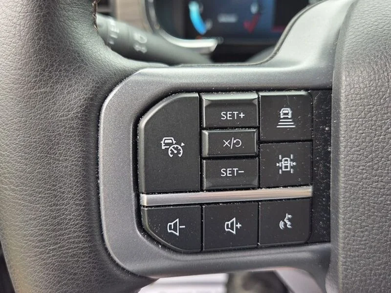 Used 2025 Agate Black Metallic Ford LARIAT image 25