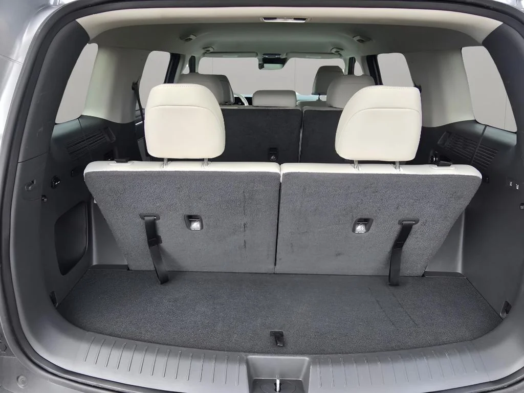 Used 2025 Shimmering Silver Hyundai SEL image 12
