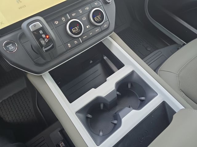 Used 2026 White Land Rover X-Dynamic SE image 18