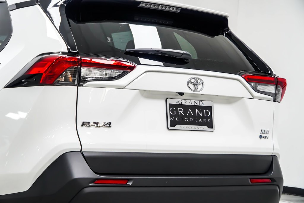 Used 2025 White Toyota XLE image 17
