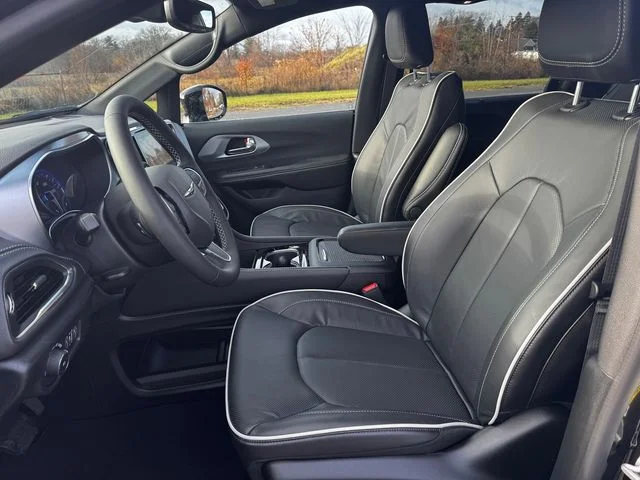 New 2026 Diamond Black Crystal Pearl-Coat Exterior Paint Chrysler Limited image 23