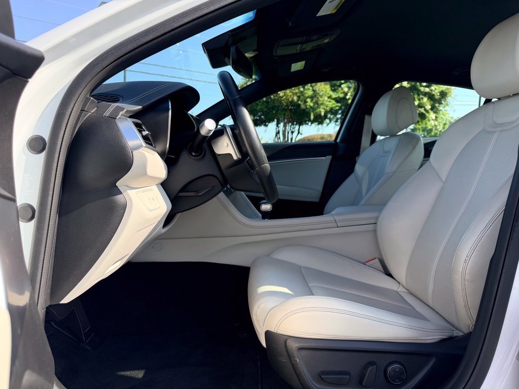 Used 2025 White Genesis 2.5T image 24