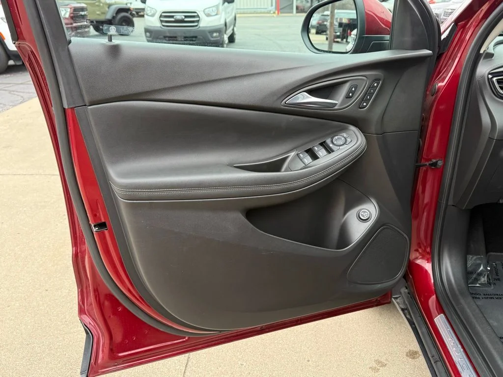 Used 2023 Red Buick Essence image 14