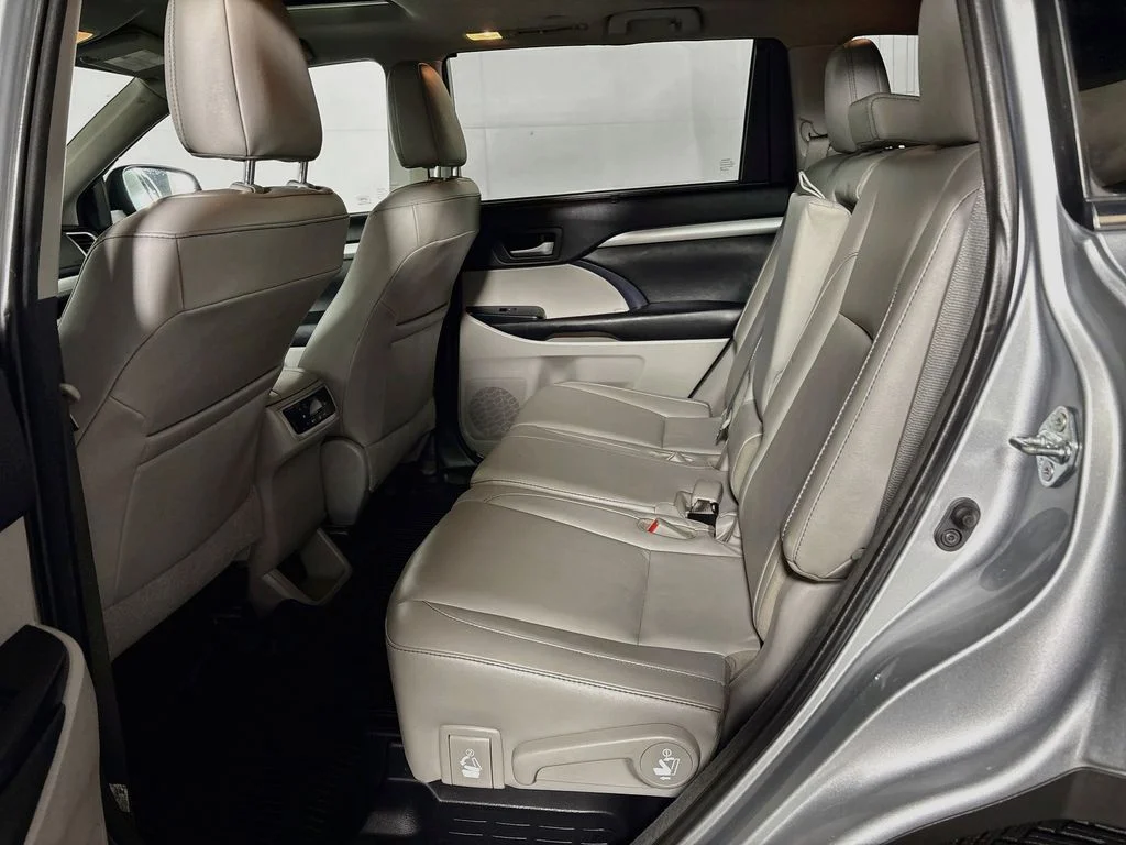 Used 2018 Silver Toyota XLE image 21
