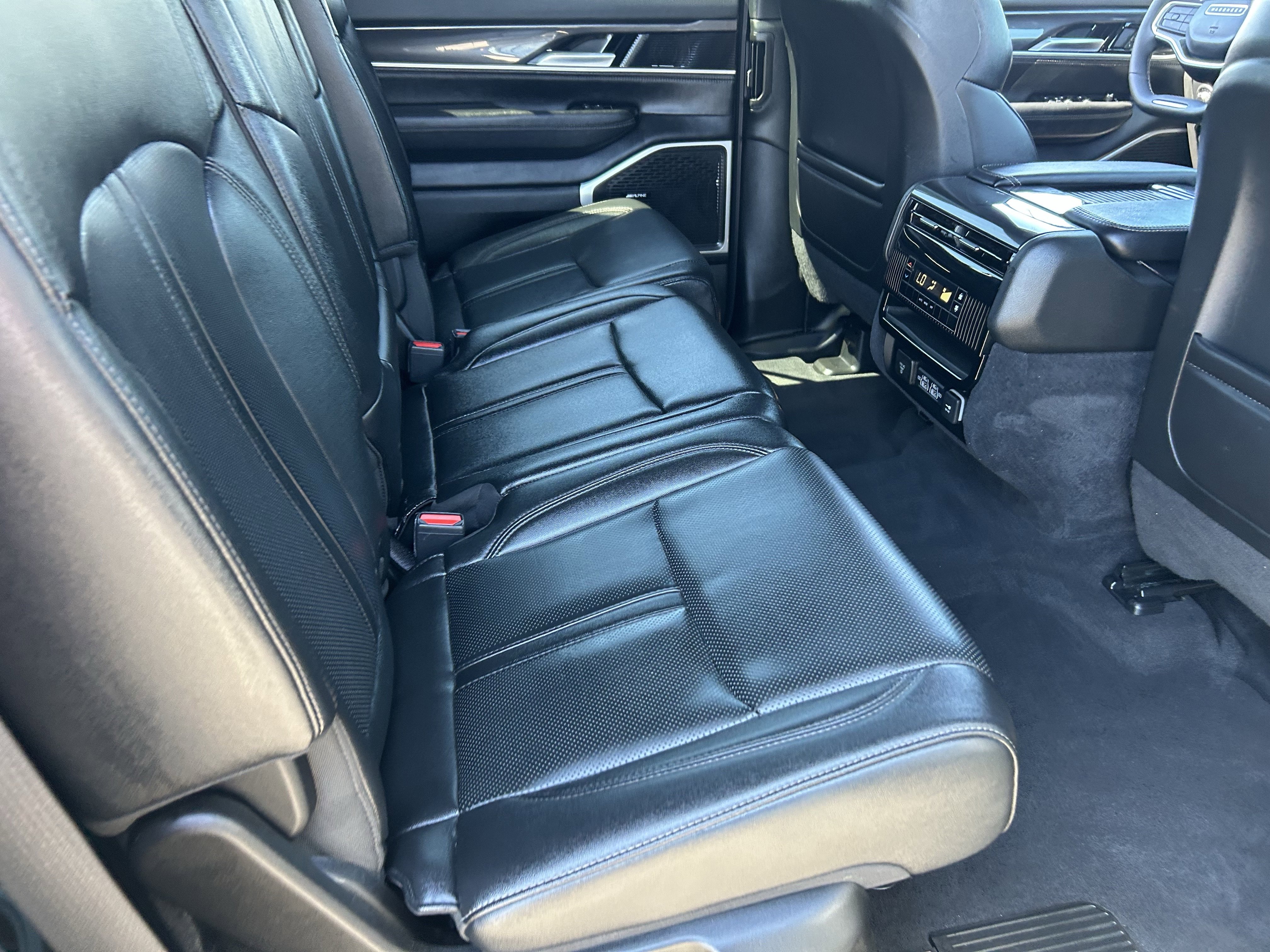 Used 2024 Diamond Black Crystal Pearlcoat Jeep Base image 13