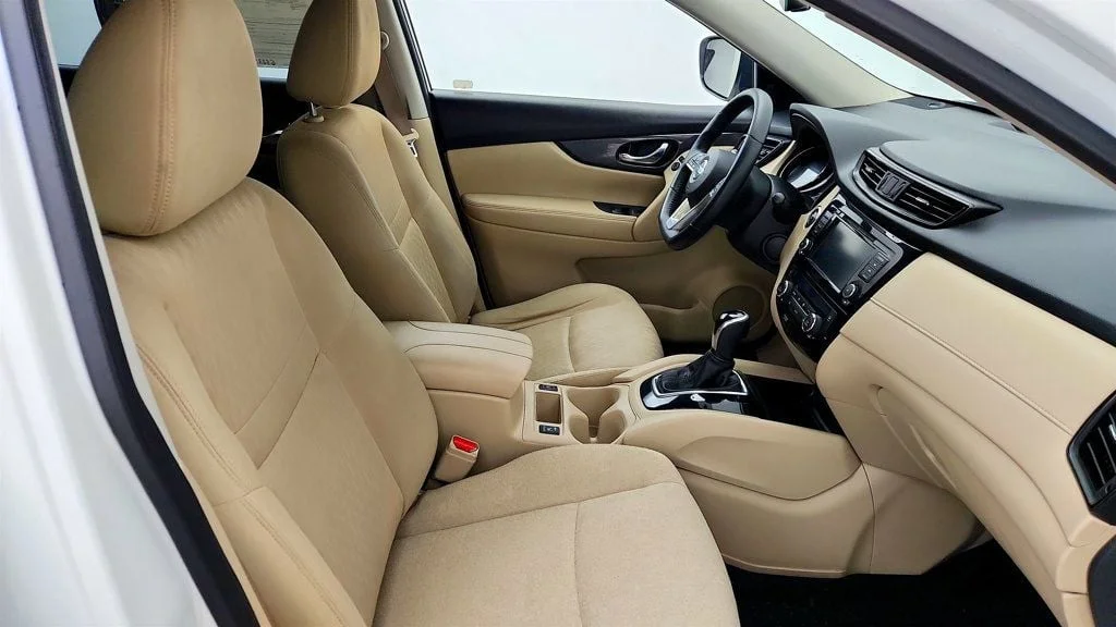 Used 2019 Pearl White Tricoat Nissan FWD SV image 23