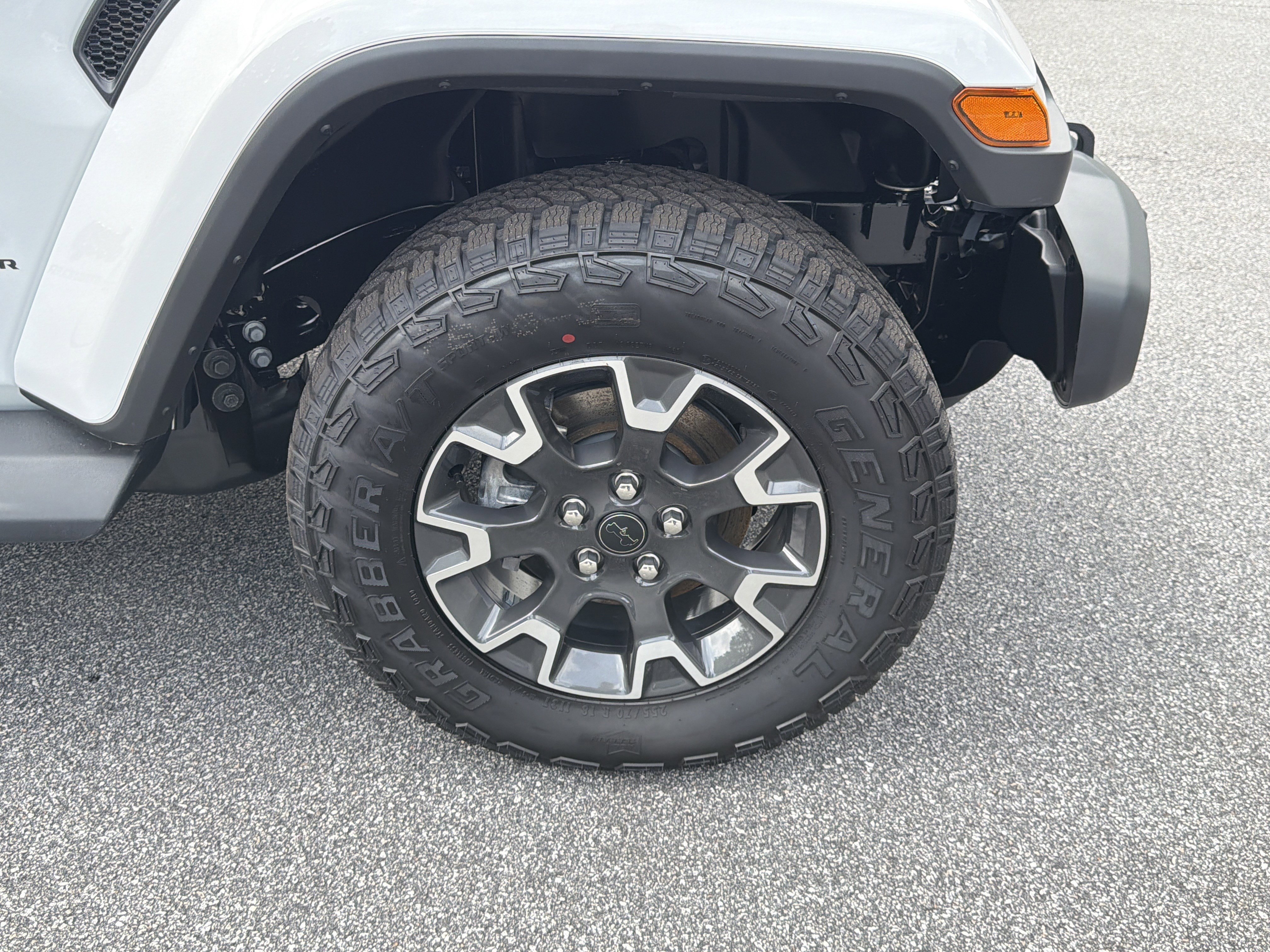 New 2026 Bright White Clear-Coat Exterior Paint Jeep Sahara image 14