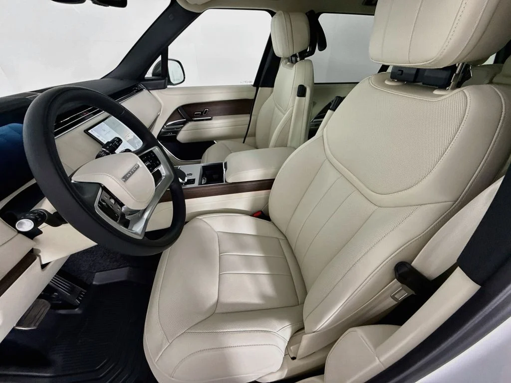 New 2026 Fuji White Land Rover SE image 5