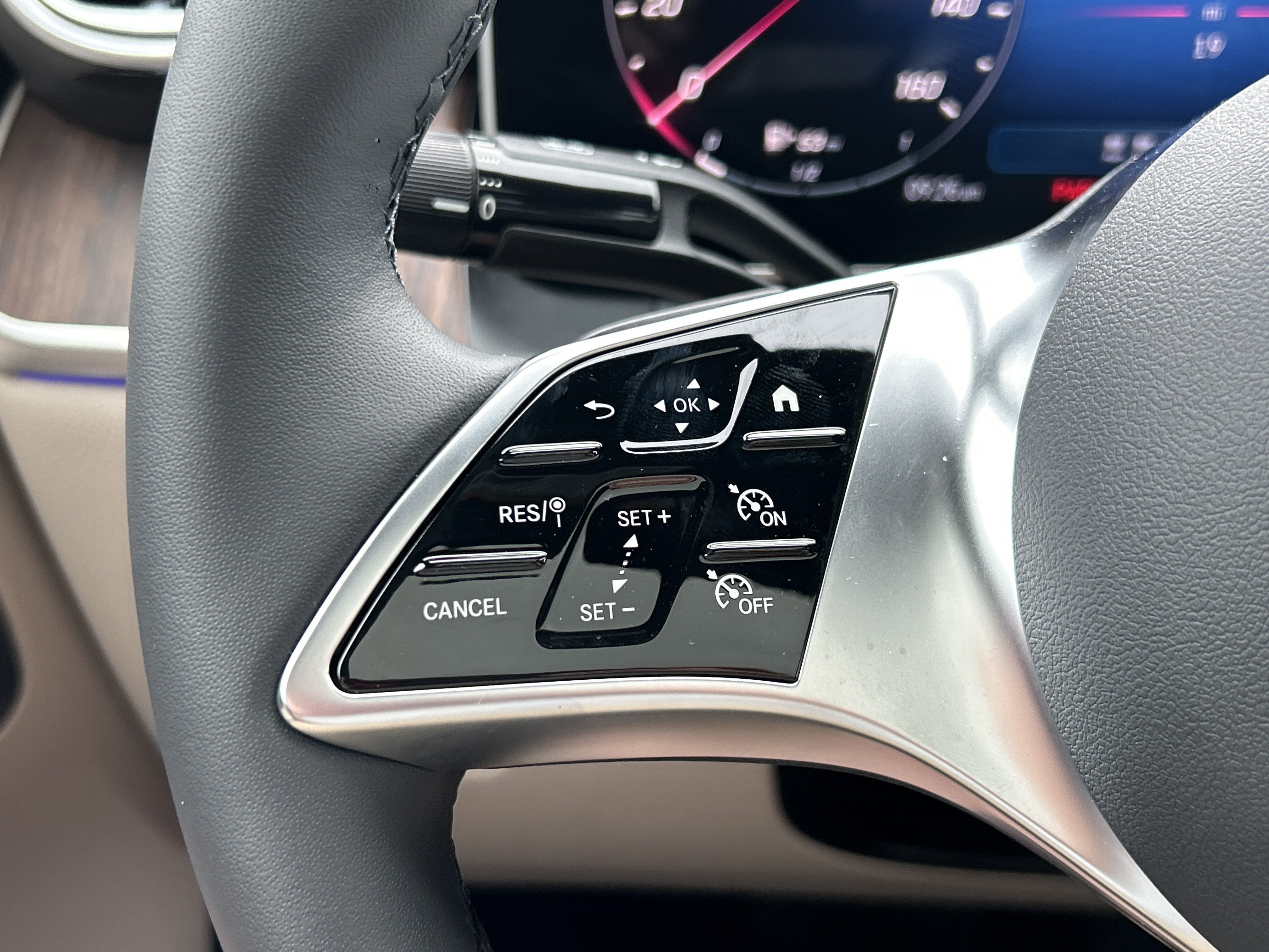 New 2026 MANUFAKTUR Moonlight White Metallic Mercedes-Benz GLC 300 4MATIC® Coupe image 26