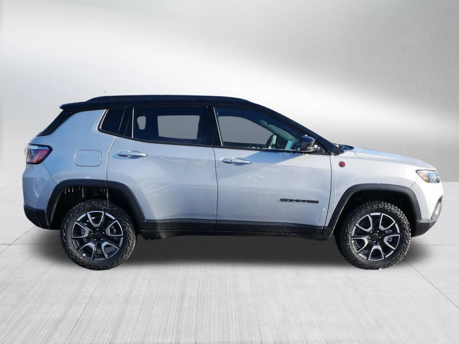 New 2026 Silver Zynith Metallic Clear-Coat Exterior Paint Jeep Trailhawk image 8