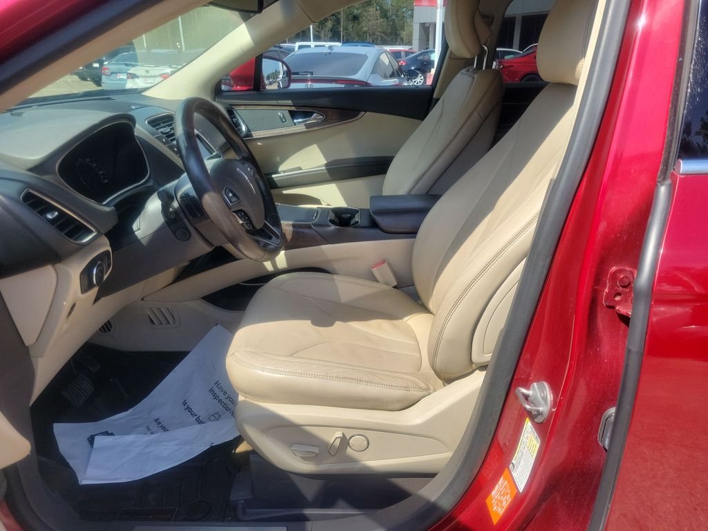 Used 2016 Red Lincoln Reserve image 16