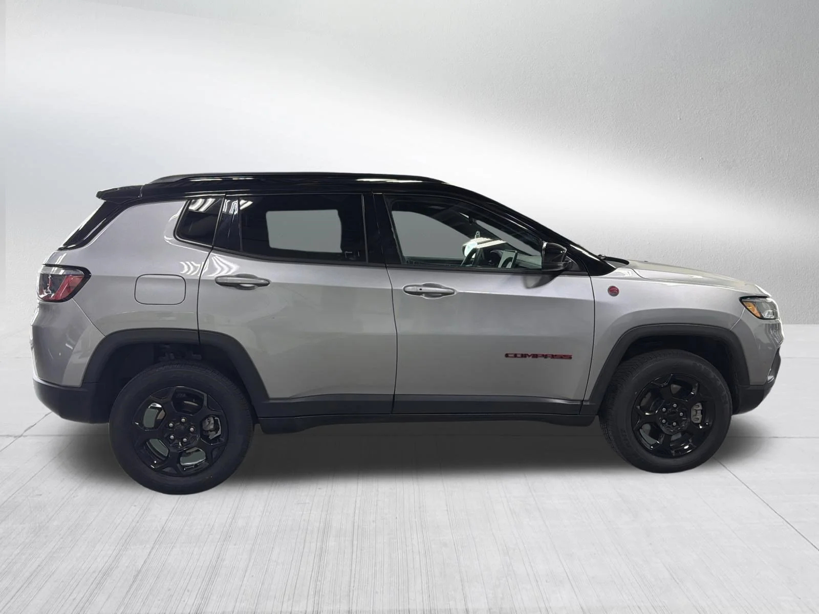 Used 2023 Billet Silver Metallic Clearcoat Jeep Trailhawk image 8