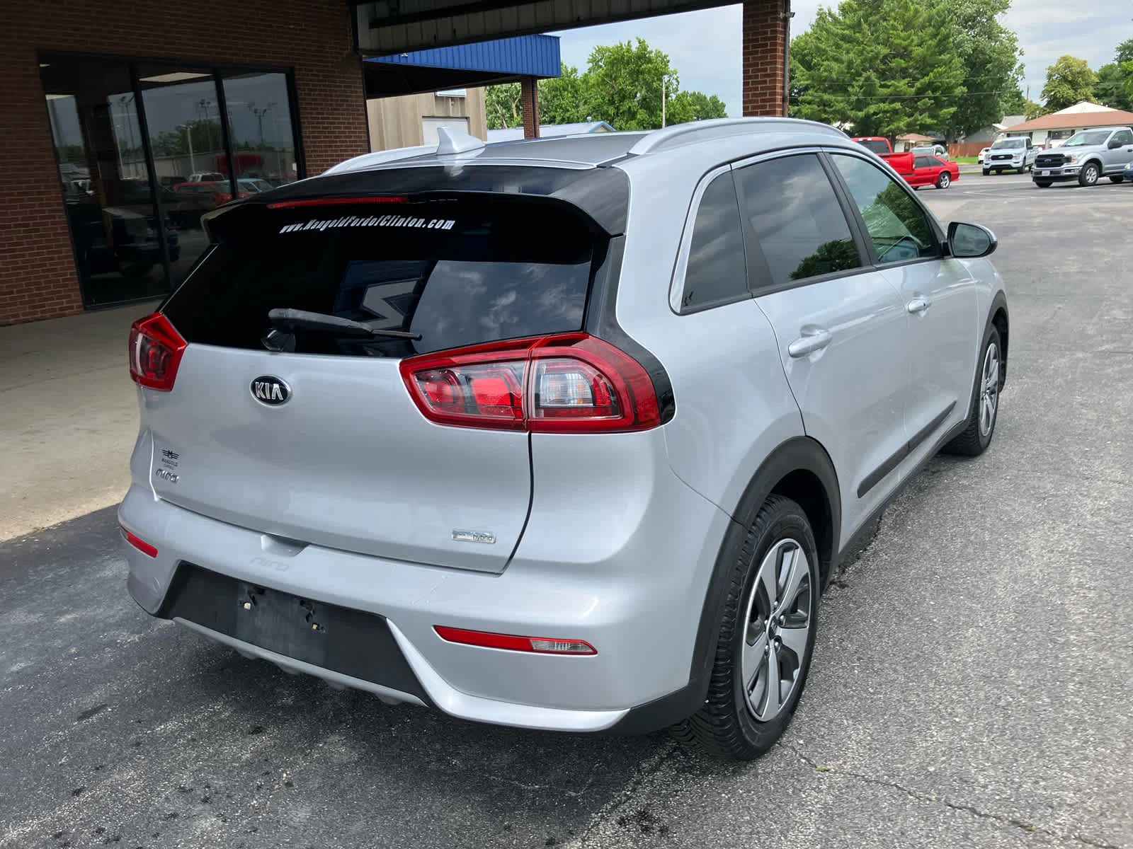 Used 2018 Silky Silver Kia LX image 17