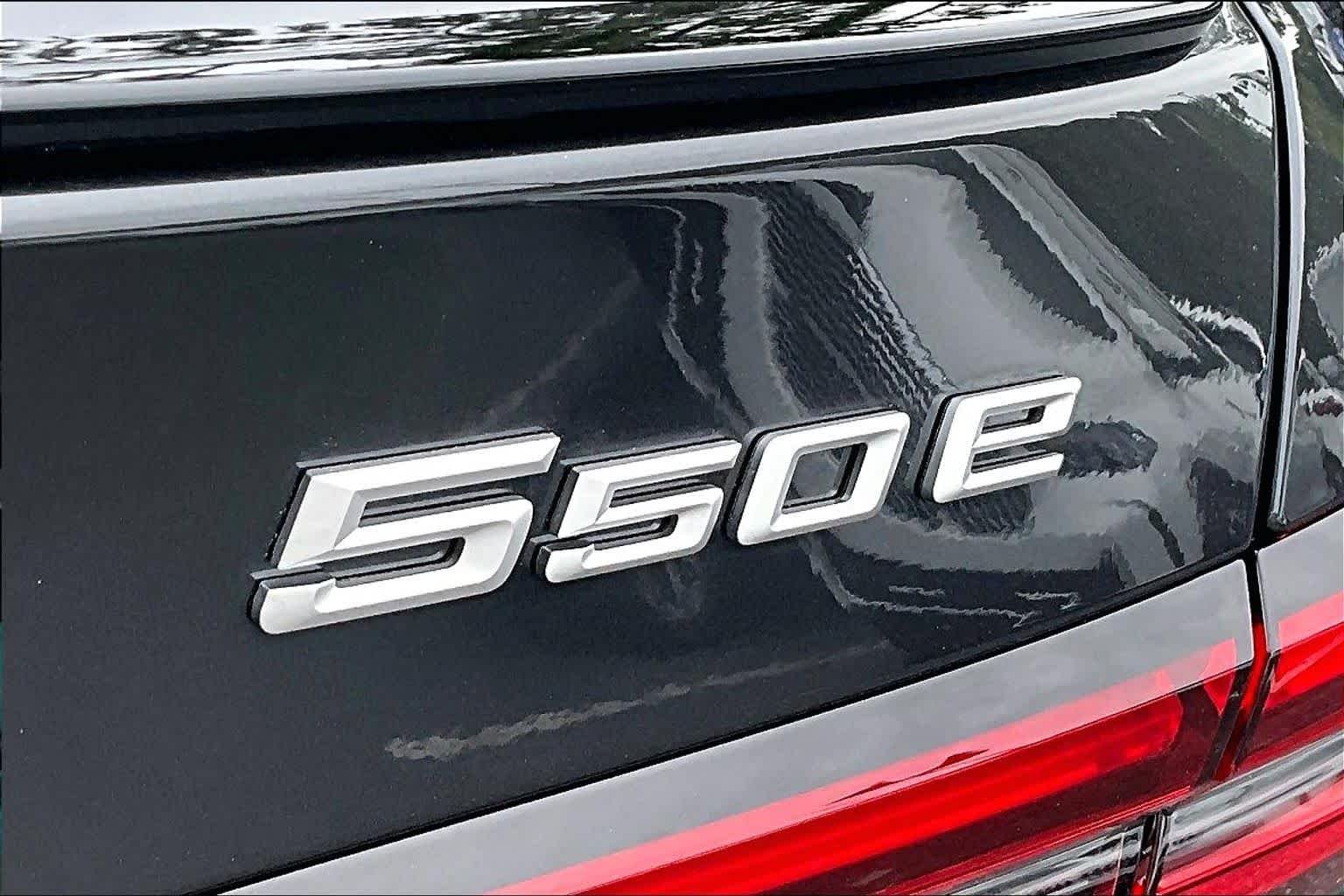New 2026 Dark Graphite Metallic BMW 550e xDrive image 15