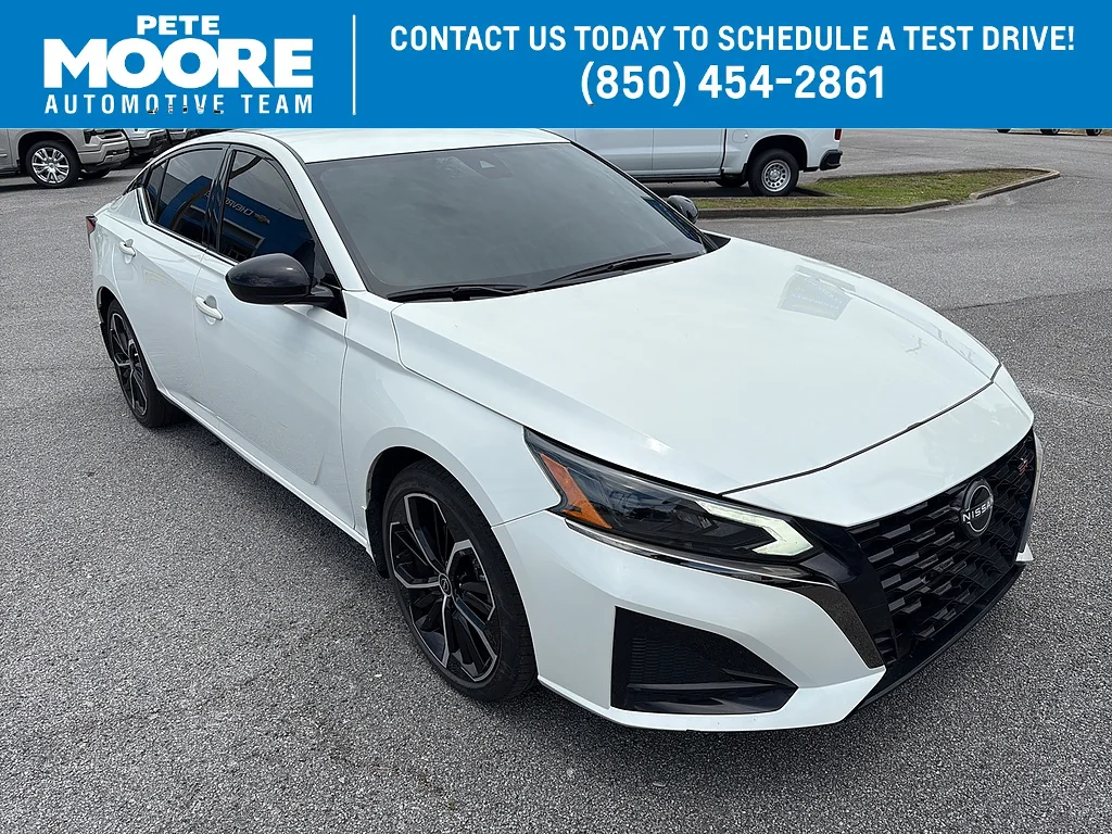 Used 2024 WHITE Nissan  image 1