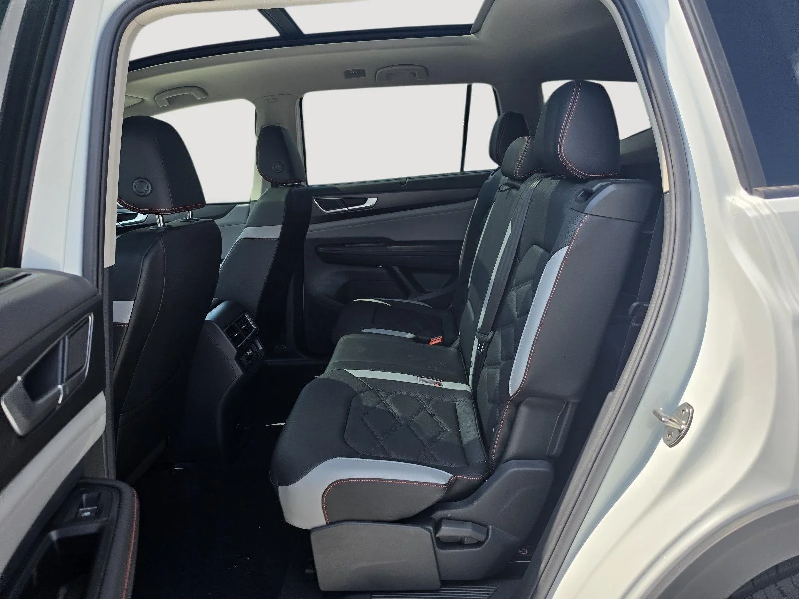 New 2026 Opal White Pearl Volkswagen 2.0T Peak Edition image 10