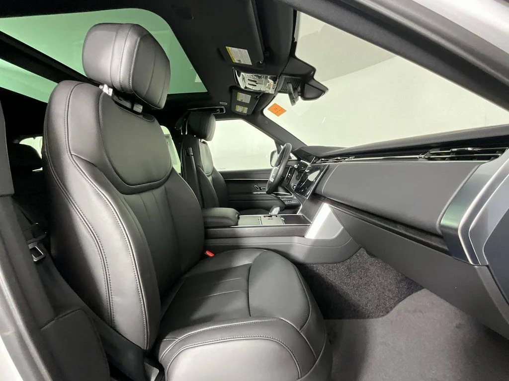 New 2026 Fuji White Land Rover SE PHEV image 3