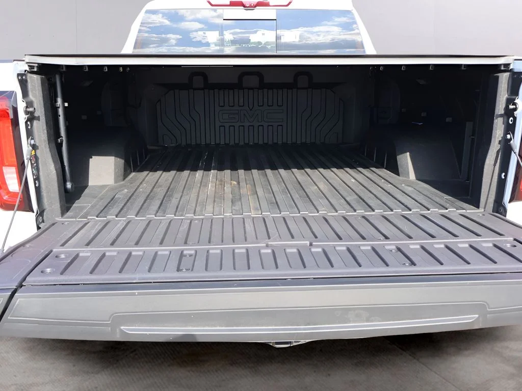 Used 2023 White GMC AT4 image 18