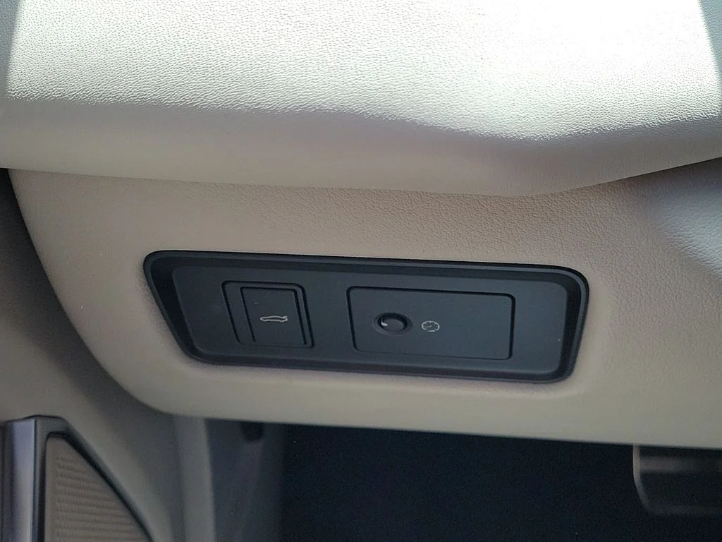 Used 2022 Silver Jaguar SE image 24