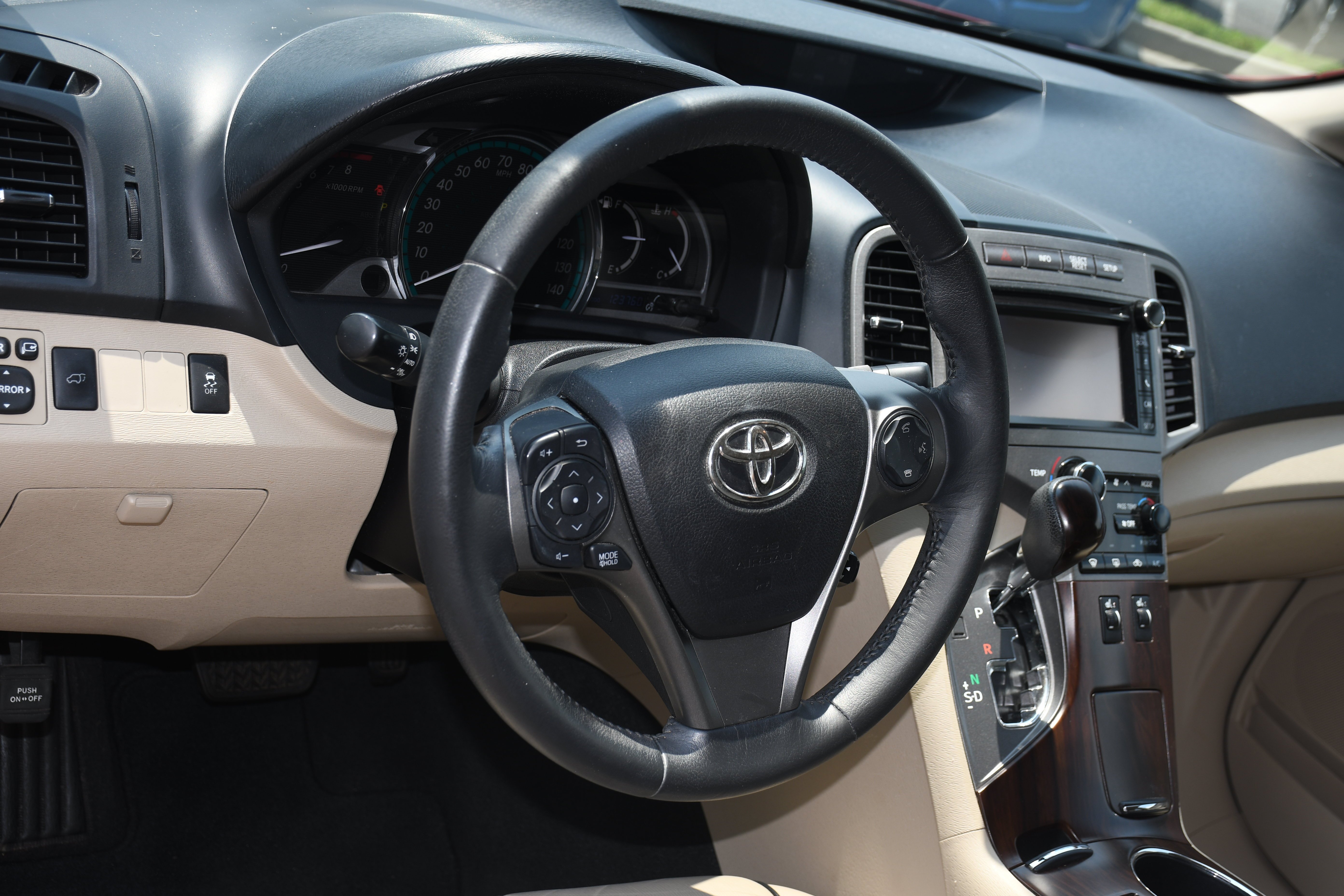 Used 2014 Red Toyota XLE image 8