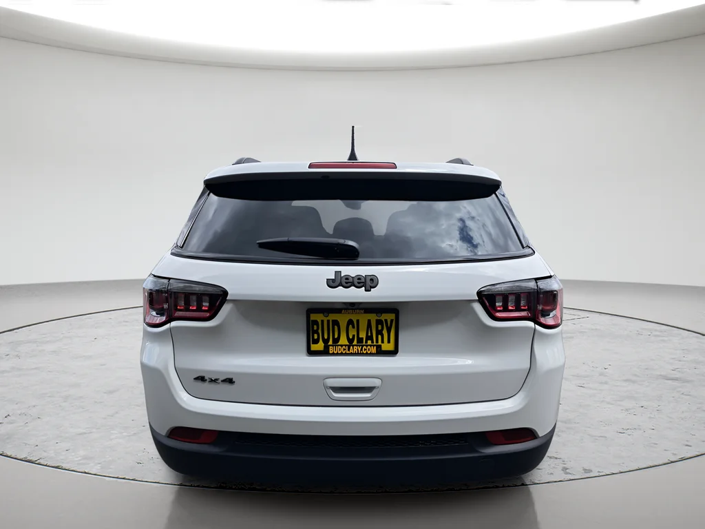 New 2026 Bright White Clear-Coat Exterior Paint Jeep Latitude image 4