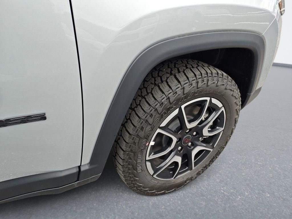 New 2026 Silver Zynith Metallic Clear-Coat Exterior Paint Jeep Trailhawk image 12