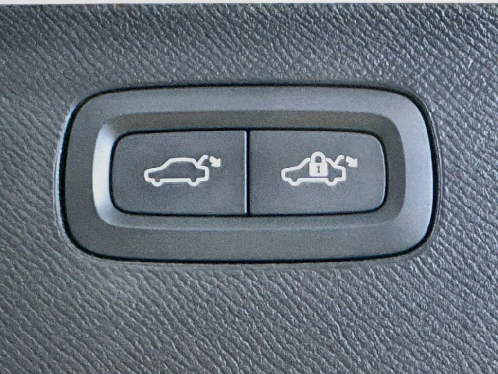 Used 2022 White Volvo T8 Inscription 6 Passenger image 34