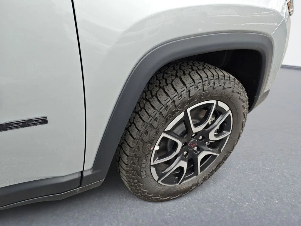 New 2026 Silver Zynith Metallic Clear-Coat Exterior Paint Jeep Trailhawk image 12