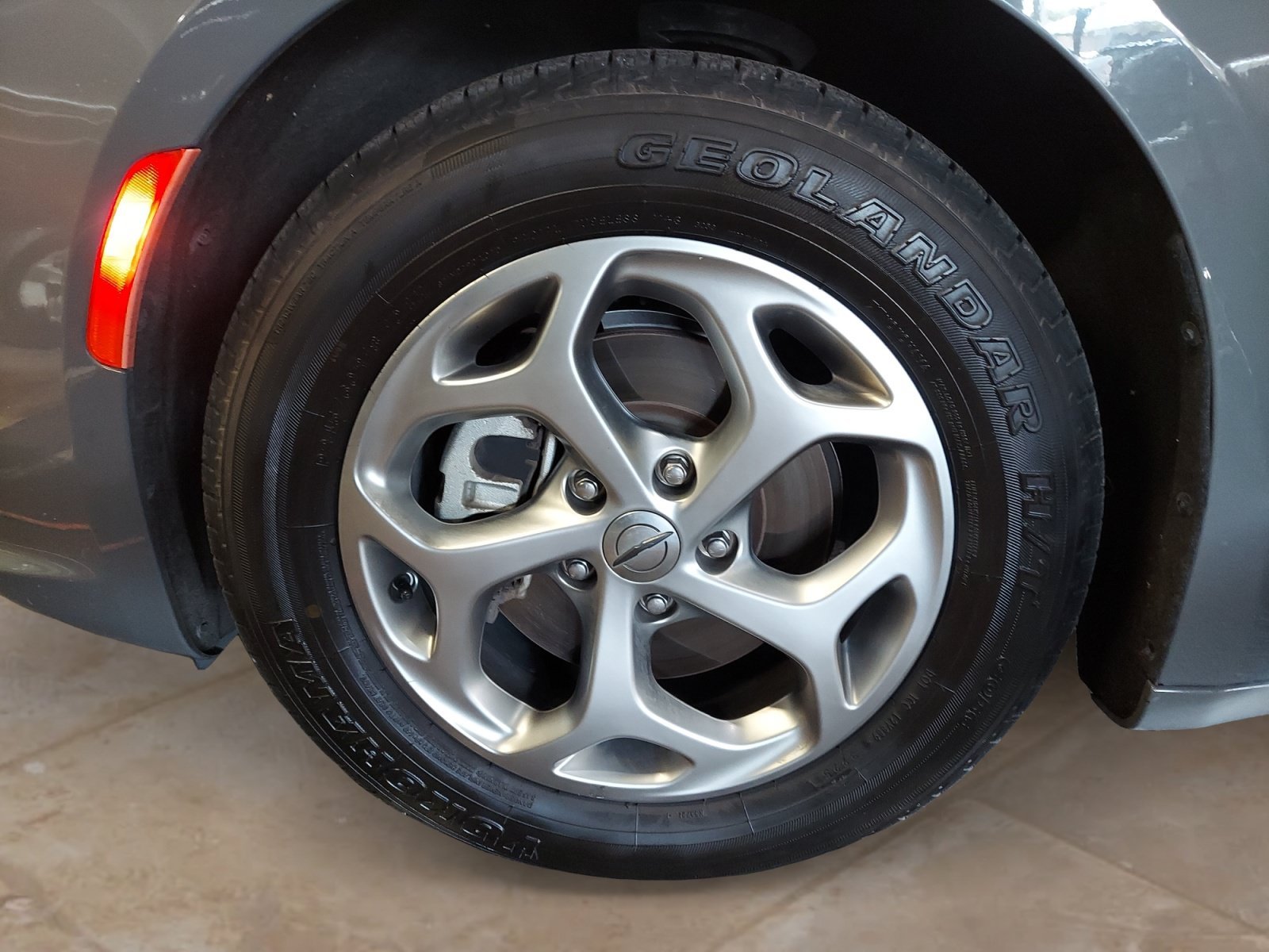 Used 2023 Ceramic Gray Clearcoat Chrysler Limited image 31