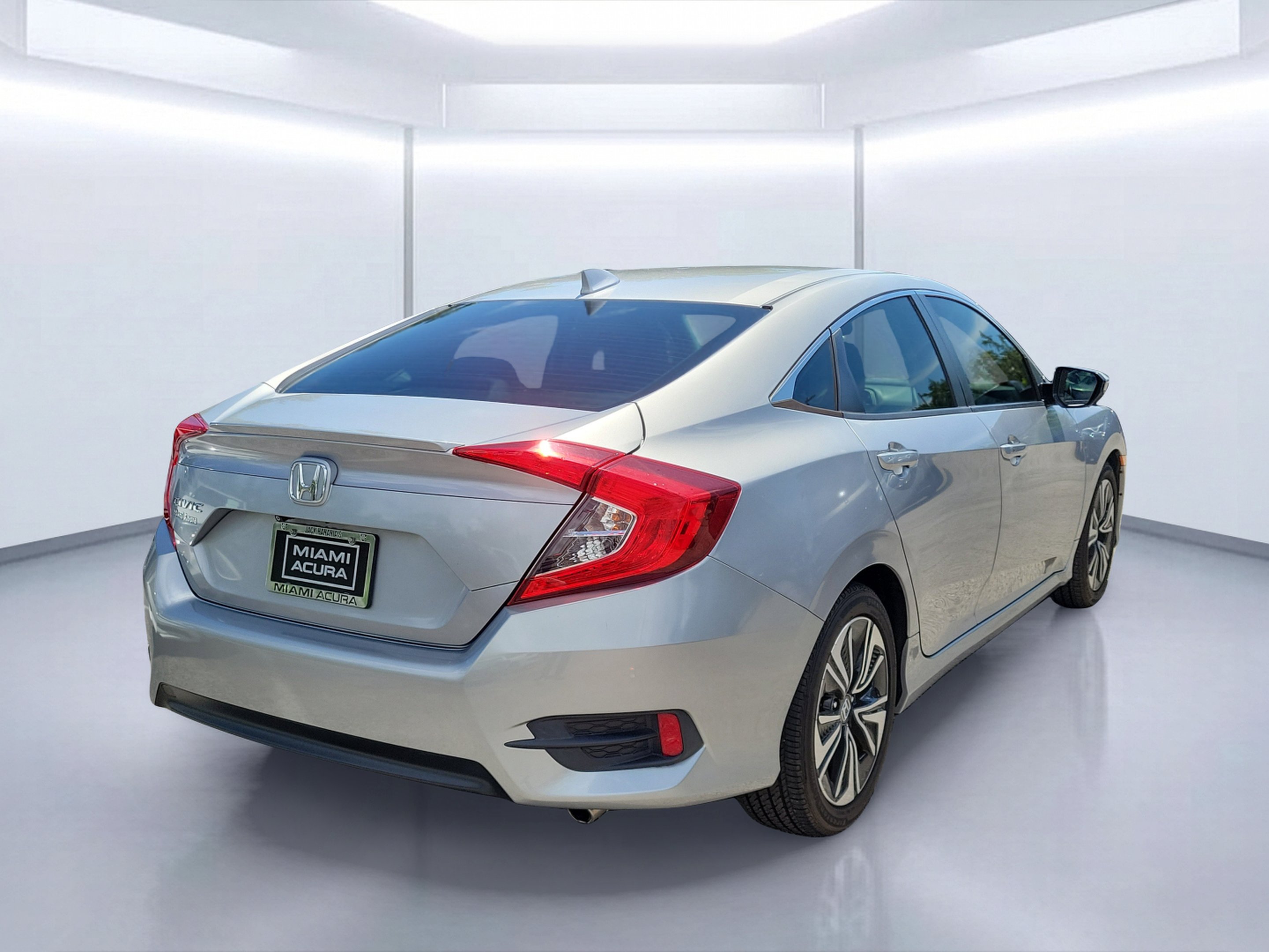 Used 2018 Silver Metallic Honda EX-L image 4