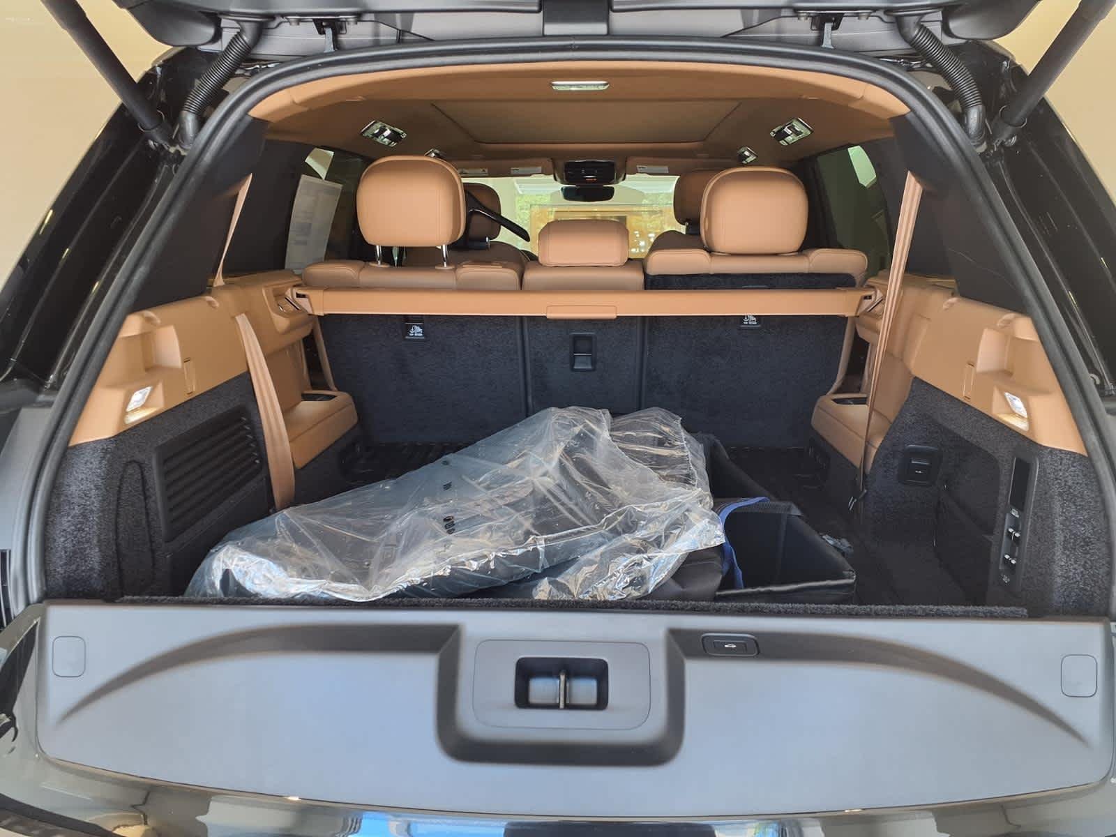 New 2026 Santorini Black LAND ROVER SE 7 Seats image 23