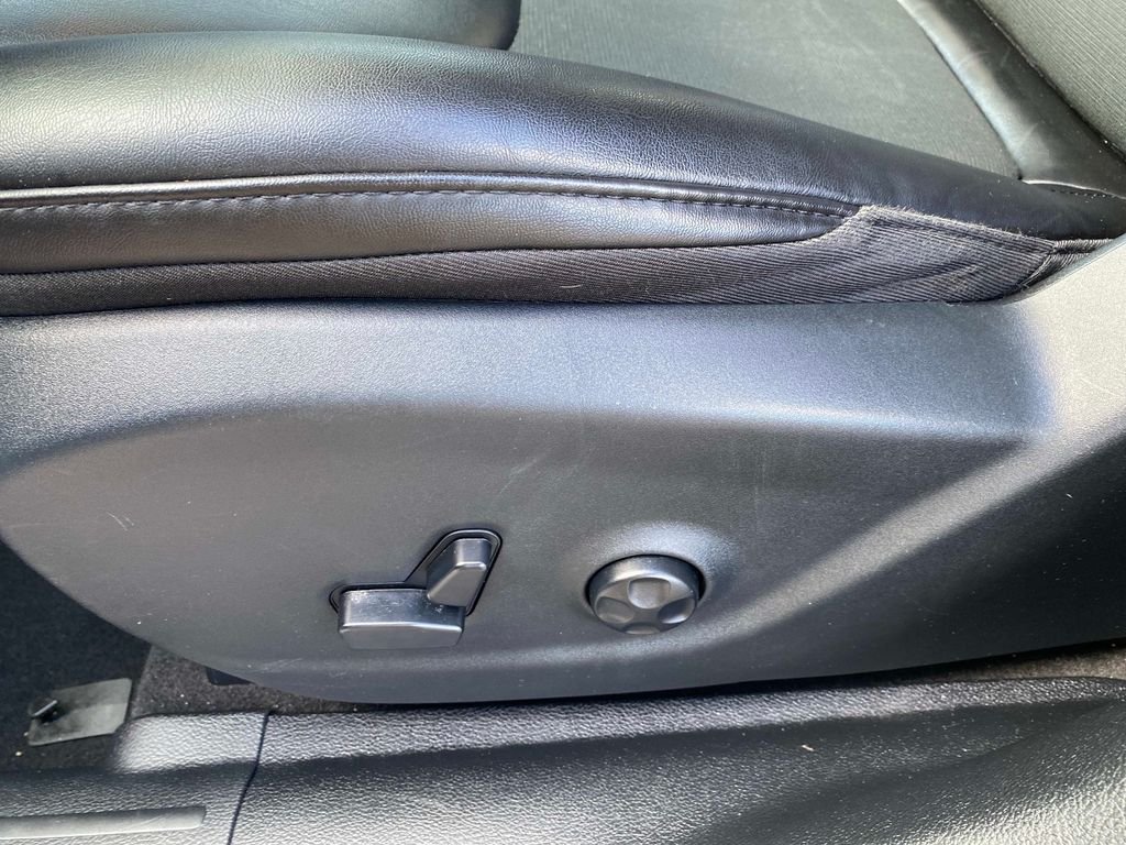 Used 2020 White Jeep Latitude Plus image 24