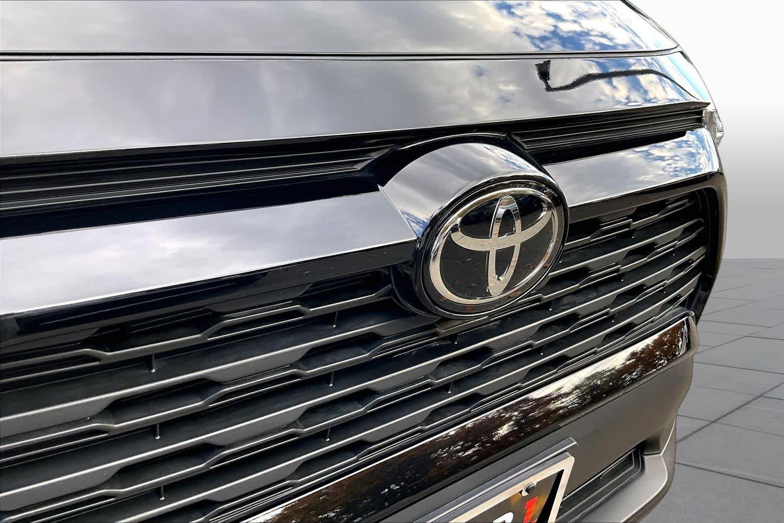 Used 2025 Midnight Black Metallic Toyota XLE image 29