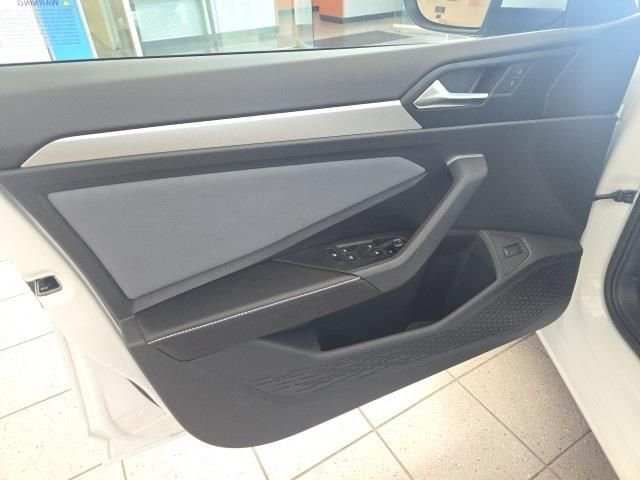 2025 Volkswagen Jetta SE - Photo 9