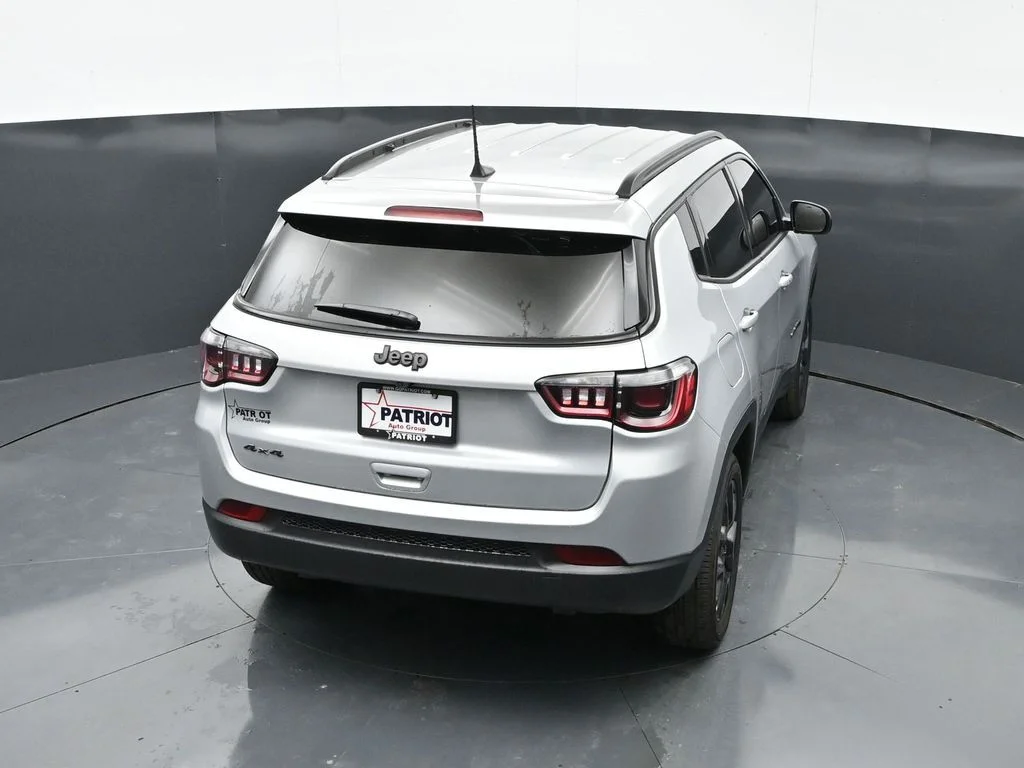 New 2026 Silver Zynith Metallic Clear-Coat Exterior Paint Jeep Latitude image 31