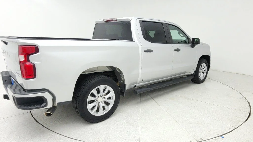 Used 2020 SILVER ICE METALLIC Chevrolet Custom image 7