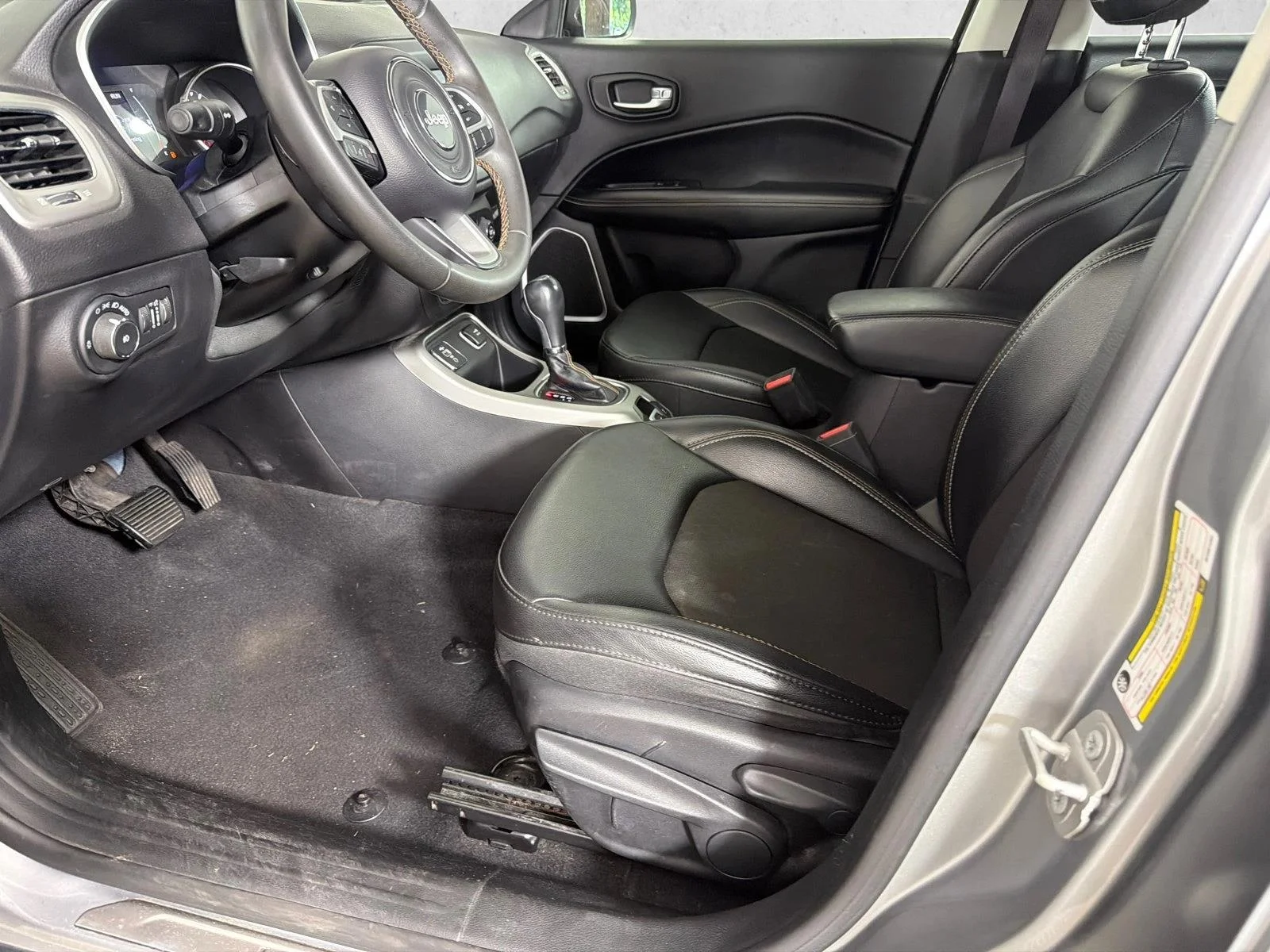 Used 2021 Silver Jeep Latitude image 9