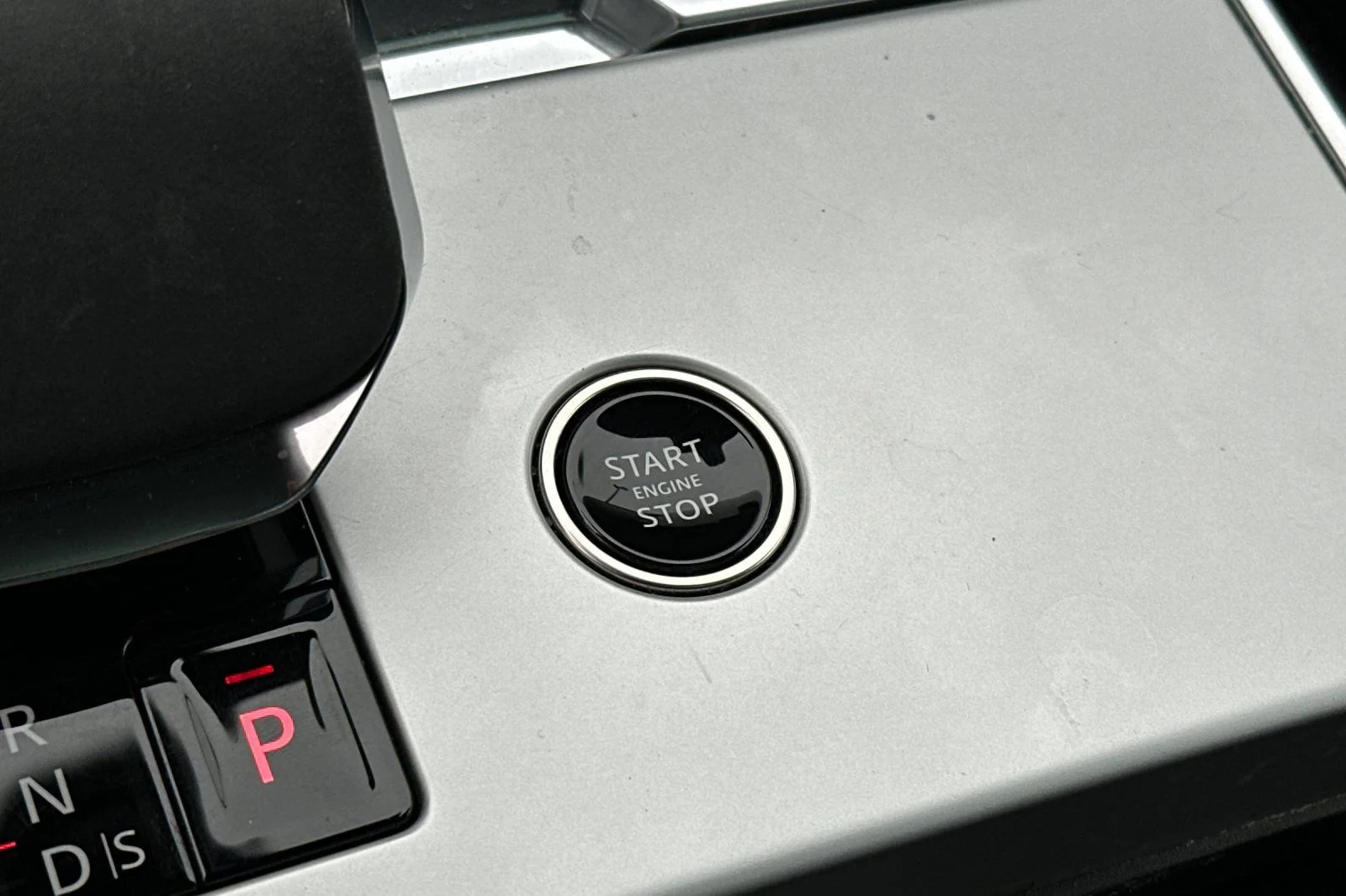 Used 2024 White Land Rover SE image 29
