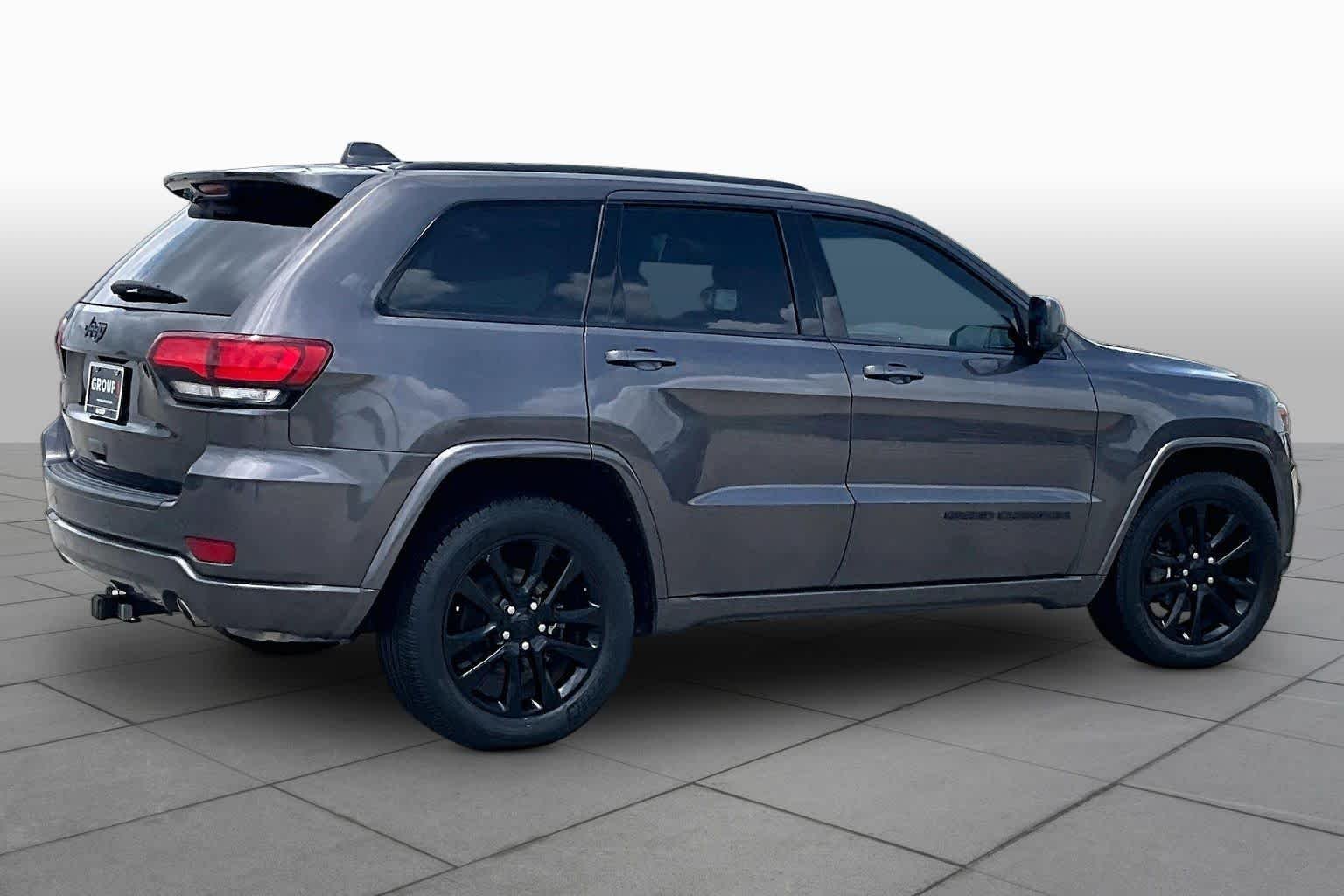 Used 2019 Granite Crystal Metallic Clearcoat Jeep Altitude image 13