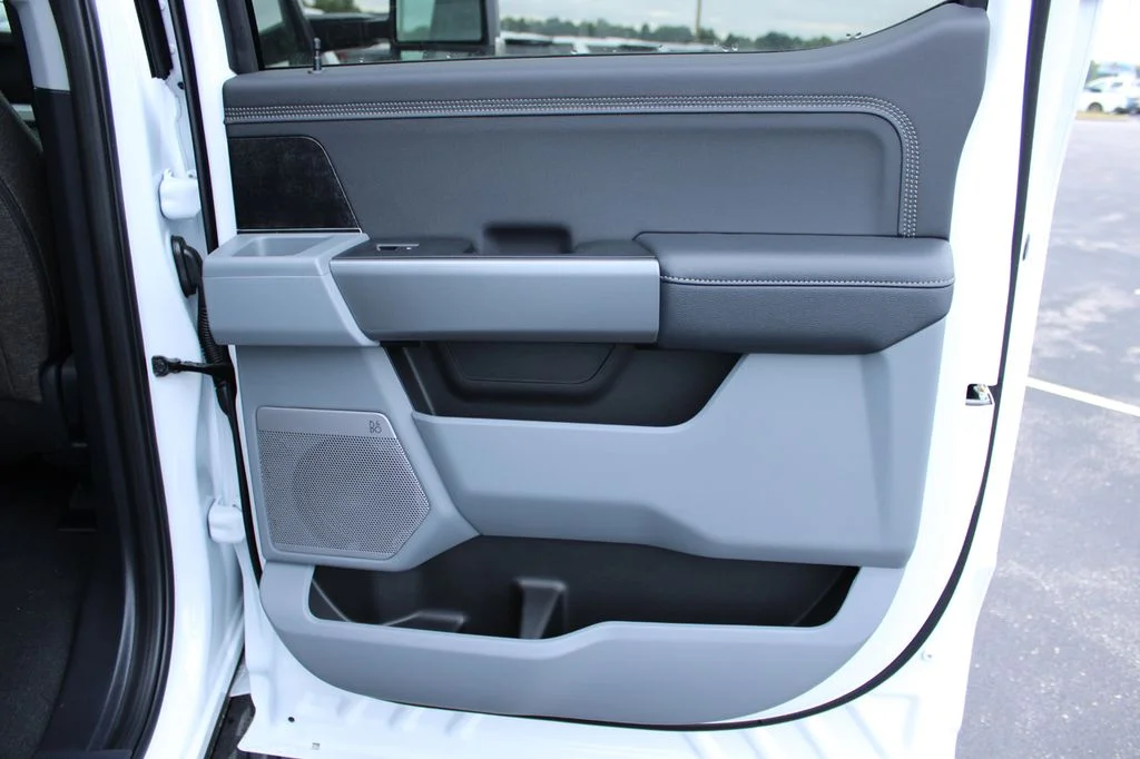 New 2027 Oxford White Ford F-350® XLT image 24