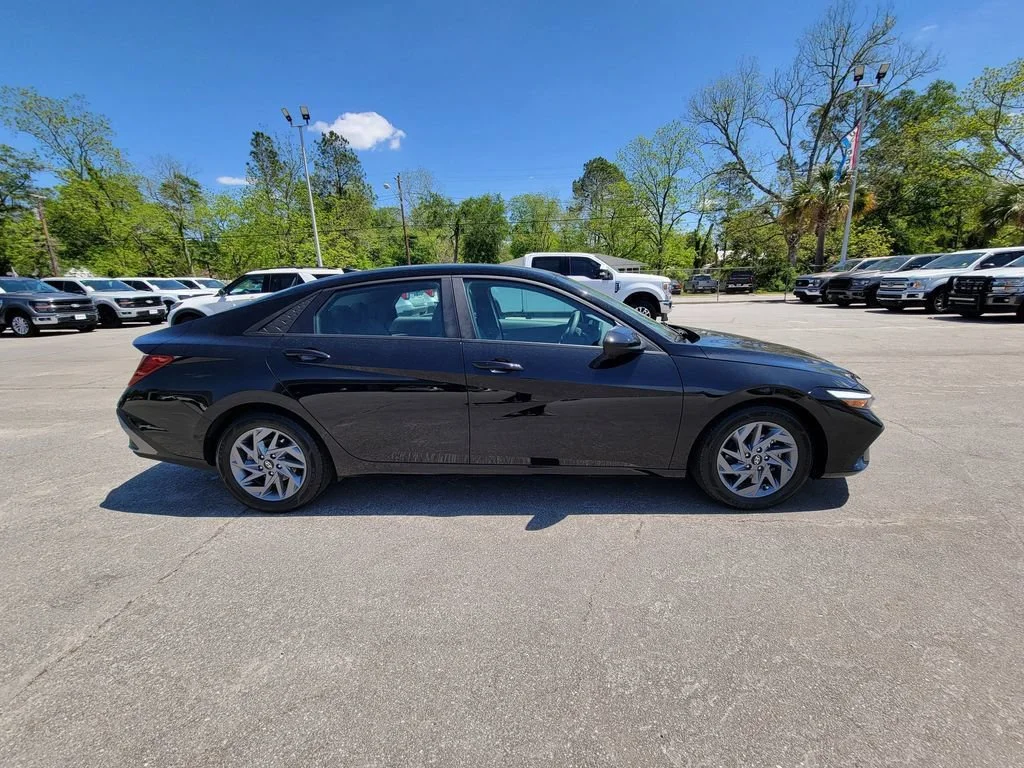 Used 2024 Black Hyundai SEL image 6