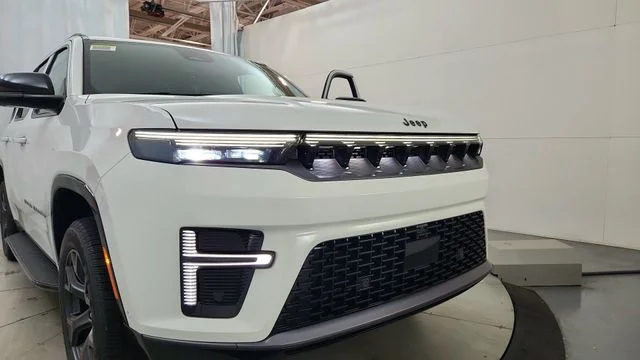 New 2026 Bright White Clear-Coat Exterior Paint Jeep Limited Altitude image 16