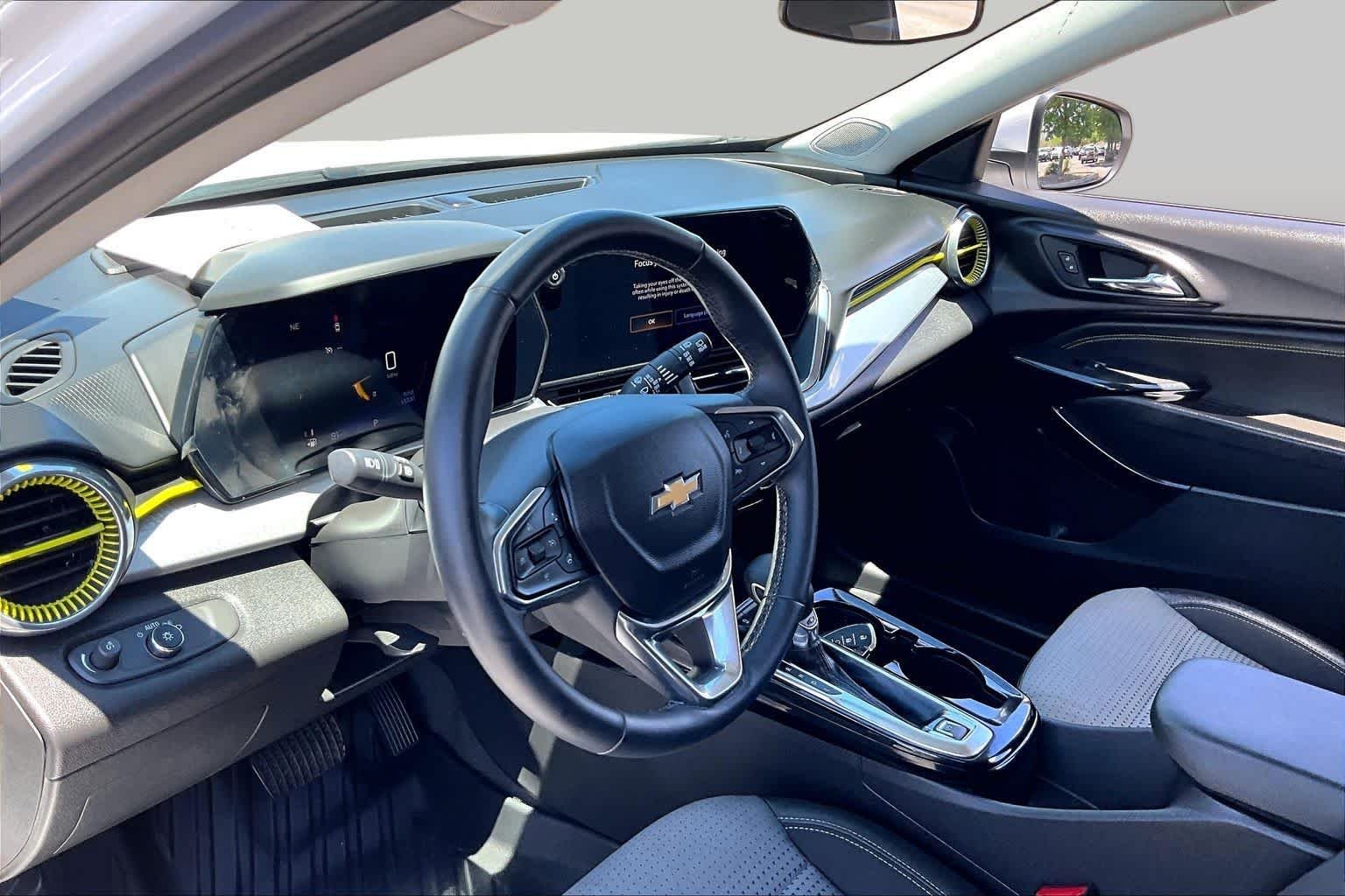 Used 2025 Summit White Chevrolet LT image 15