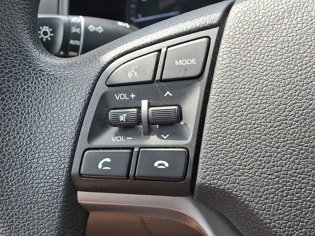 Used 2019 White Hyundai SE image 20