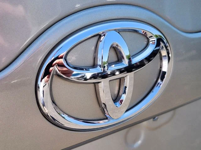 Used 2013 Beige Toyota LE image 24