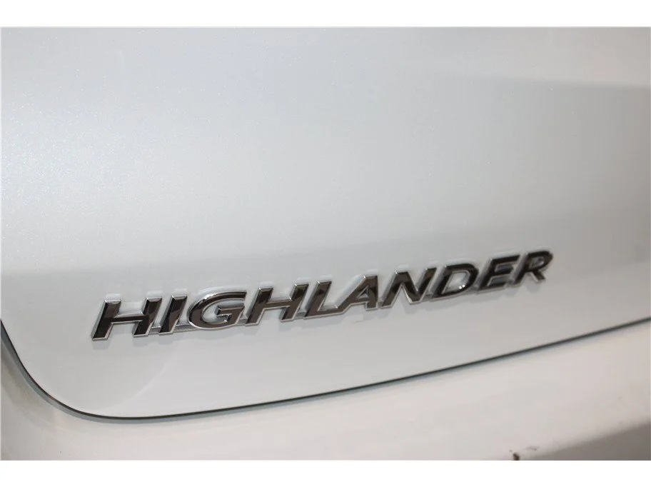 Used 2019 White Toyota XLE Sport Utility 4D image 18