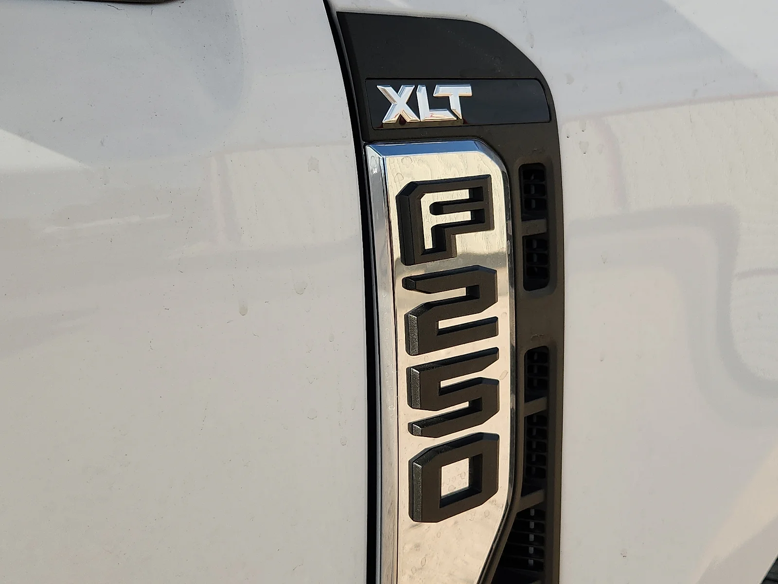 New 2027 Oxford White Ford XLT image 10