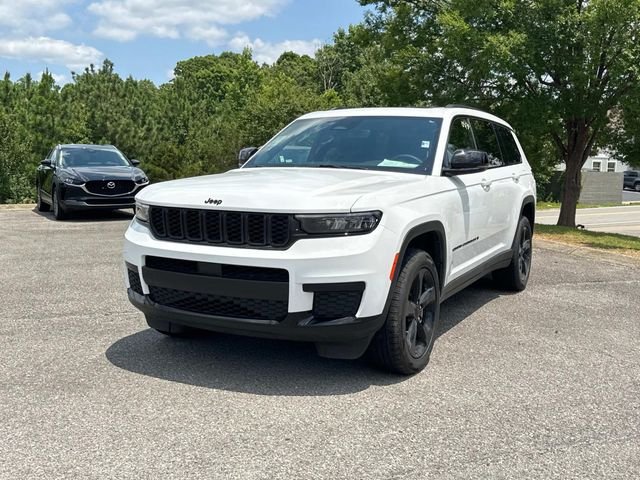 Used 2023 White Jeep Altitude image 9