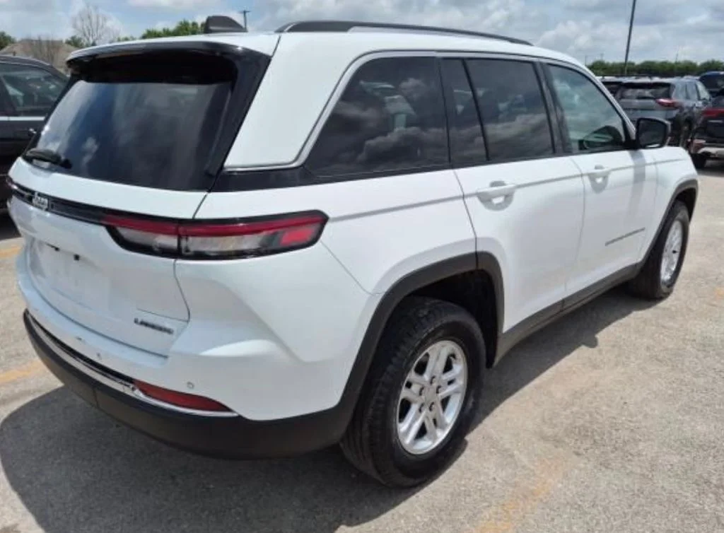 Used 2024 White/off-white Jeep Laredo image 6